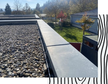 Blechabdeckungen auf einem Flachdach.