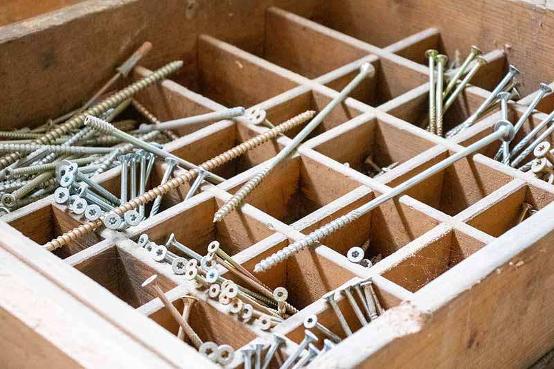 Kiste mit vielen Nägeln