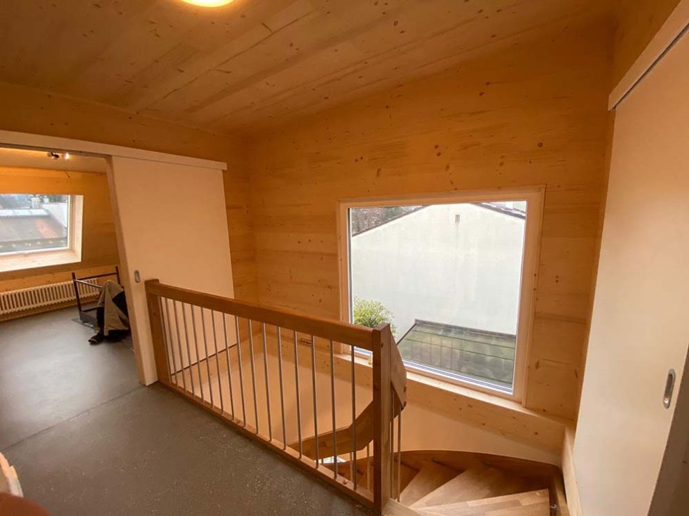 Fluransicht, hölzerne Wendeltreppe nach unten