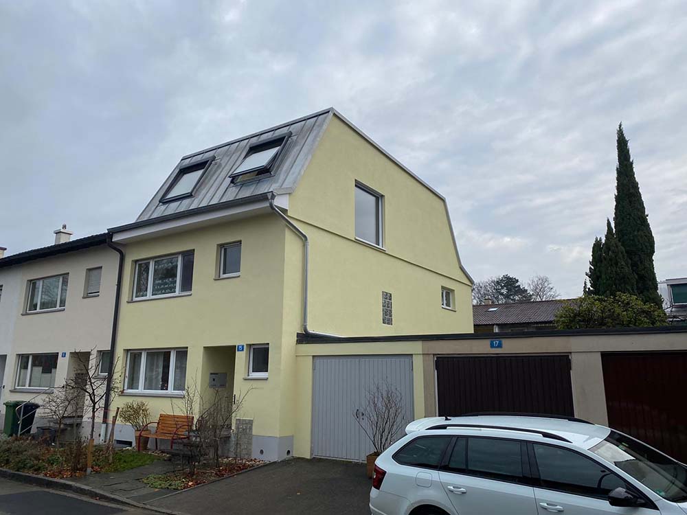 Gelbes Haus mit Vorgarten und Garagen