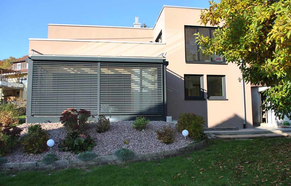 Braunes Haus mit Wintergarten und Garten