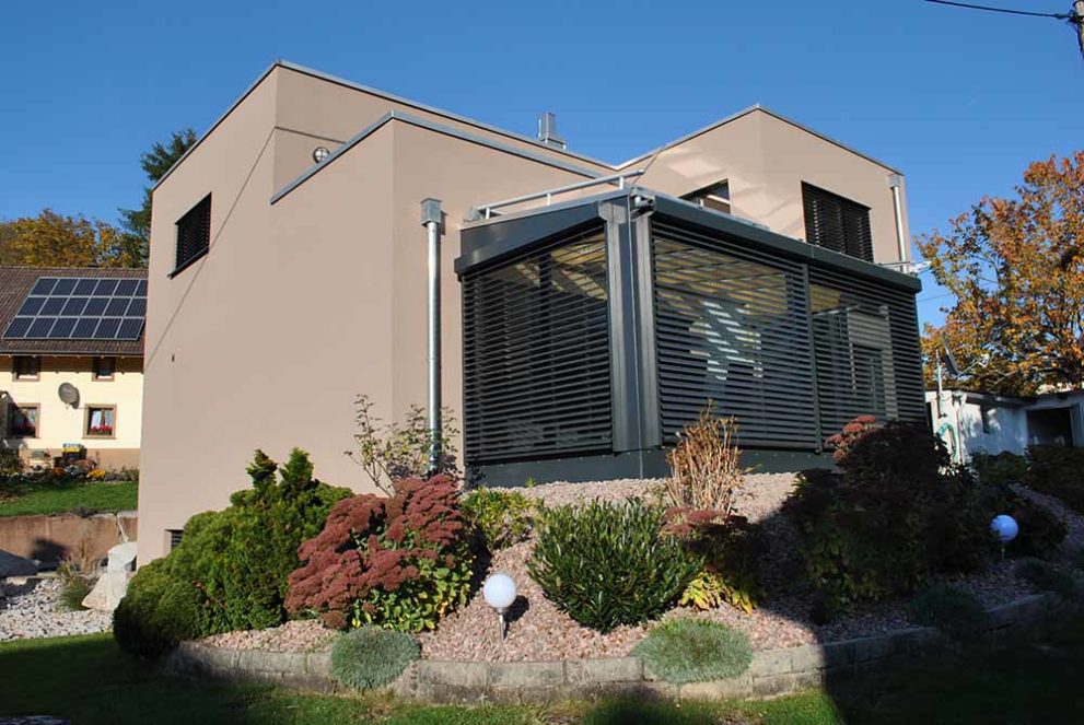 Braunes Haus mit Wintergarten und Garten