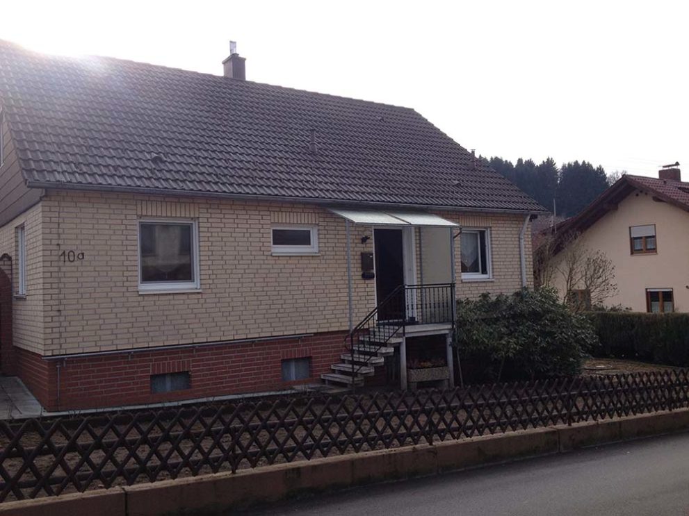 Altes Haus vor dem Umbau, mit Holzzaun