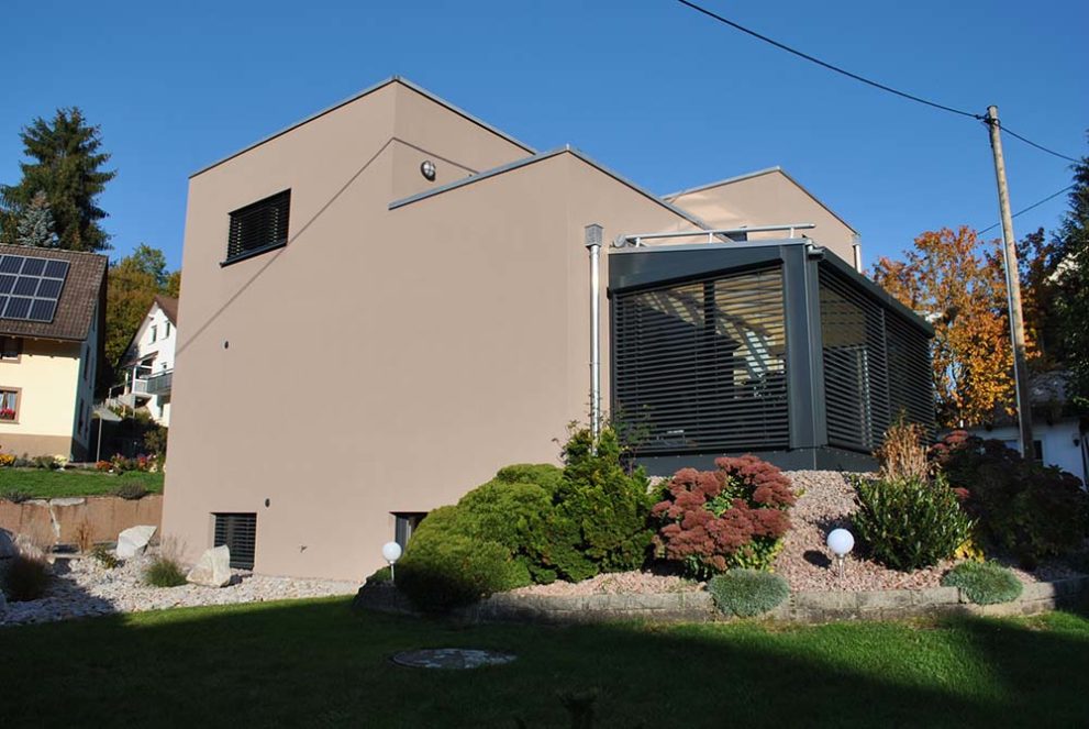 Braunes Haus mit Wintergarten und Garten