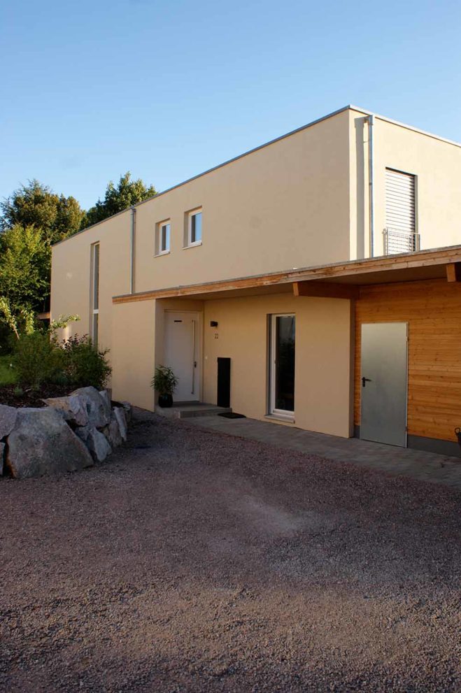 Projektbau Schrott Hausansicht, Einfahrt und Haustür