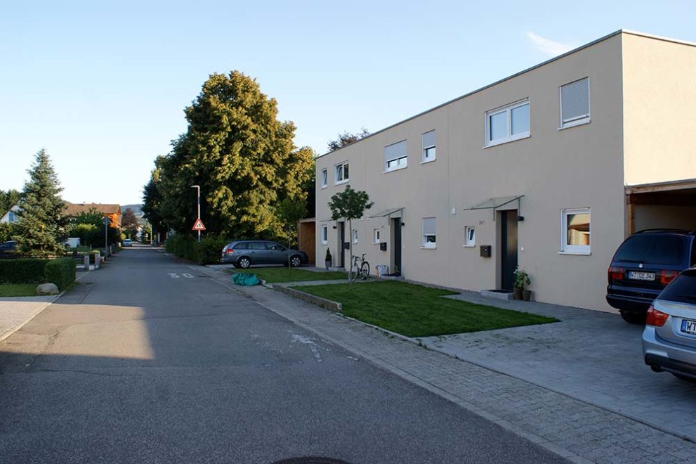 Straße in einer Einfamilienhausgegend