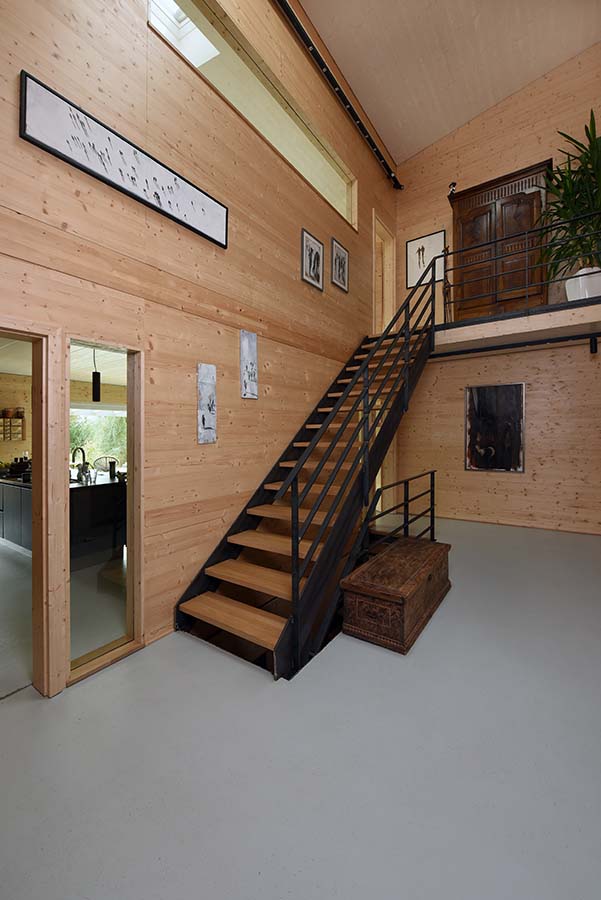 Holztreppe im Flur eines Holzhauses