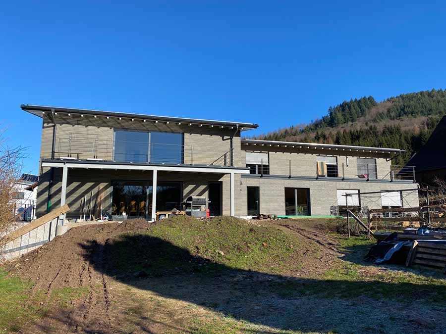 Neubauansicht mit überdachter Trrasse und Garten