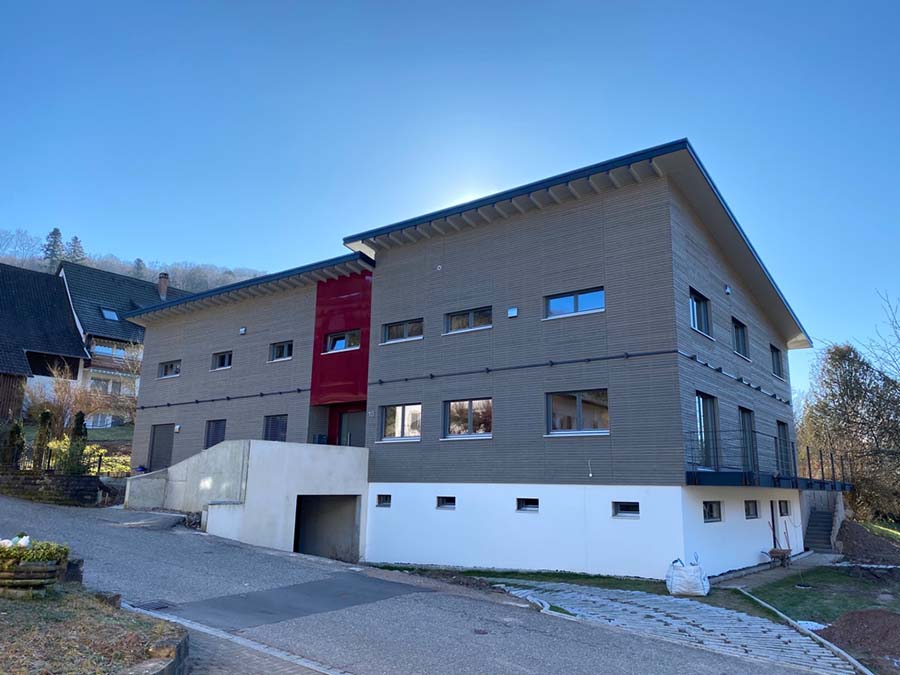 Hausansicht eines Neubaus aus Holz