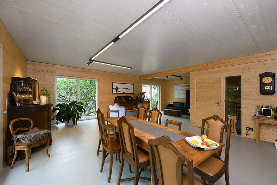 Esszimmer in Holzoptik, im Hintergrund das Wohnzimmer