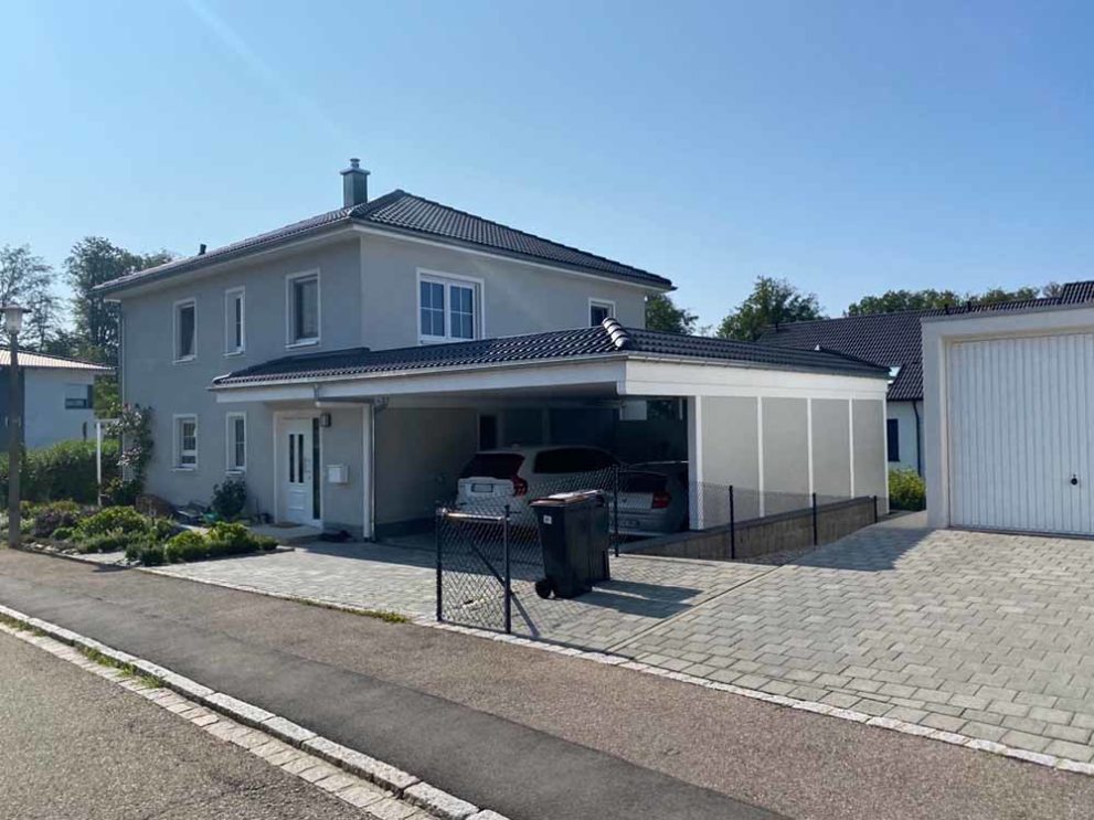 Wohnhaus mit Doppelcarport von rechts