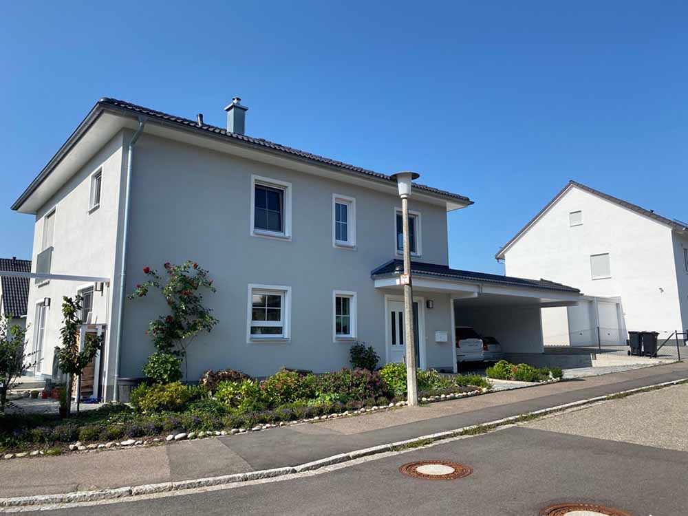 Wohnhaus mit Doppelcarport von links