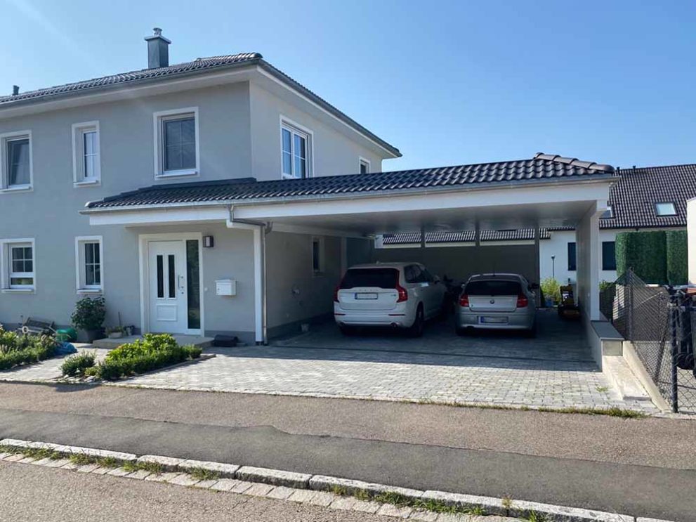 Doppelcarport eines Wohnhauses unter welchem zwei Autos stehen