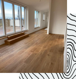 Leerer Raum mit Fensterfront und Holzboden