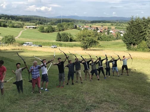 Arbeiter der Firma Kuri Holzbau bei einem Teamevent beim Bogenschießen