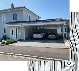 Doppelcarport eines Wohnhauses unter welchem zwei Autos stehen