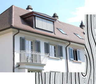 Wohnhaus mit einer Dachgaube.