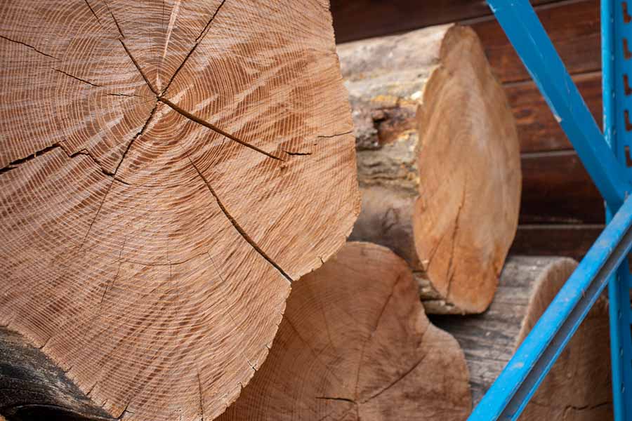 Drei übereinander gelagerte Holzstämme
