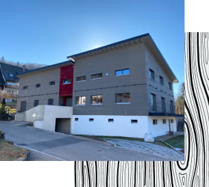 Neubau eines Holzhaus bei strahlend blauem Himmel