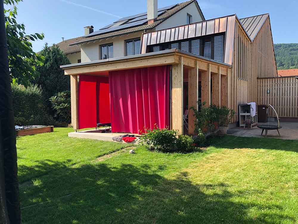 Holzhaus mit Garten bei wunderschönem Wetter