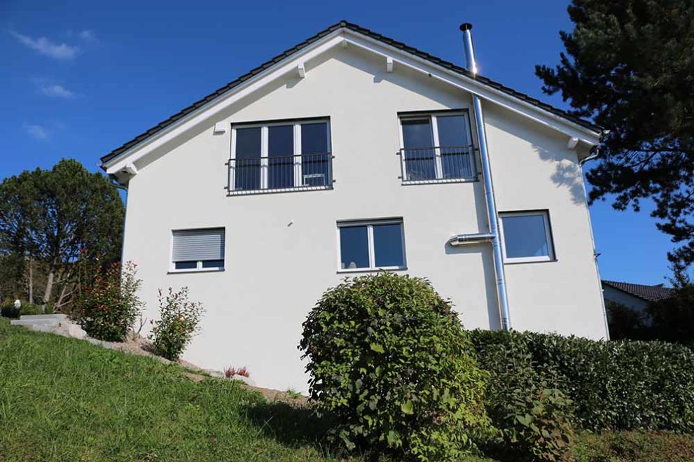 Weißes Haus mit fünf Fenstern