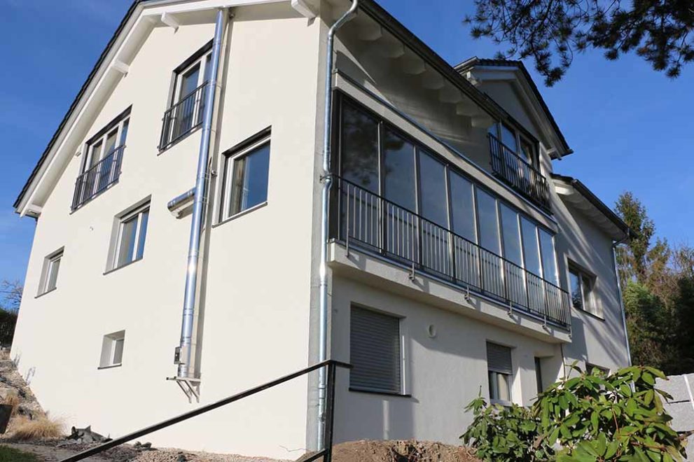 Weißes Haus mit vielen Fenstern