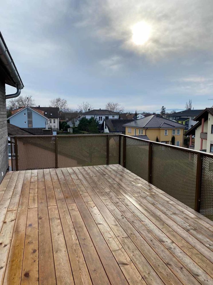 Balkon mit Holzdielen