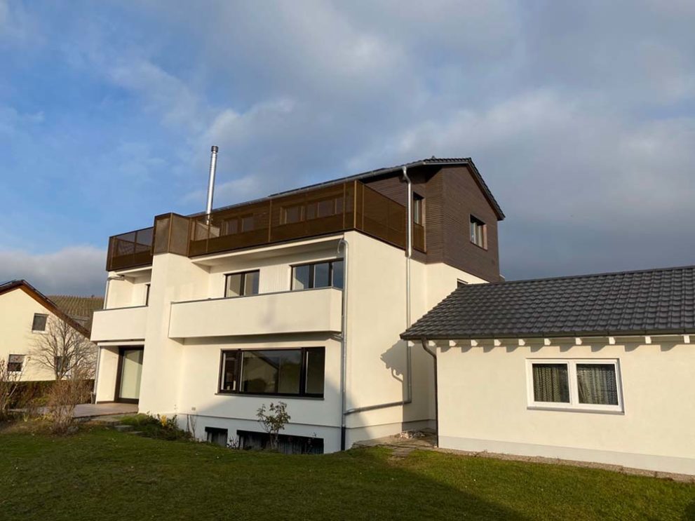 Haus mit drei Balkonen
