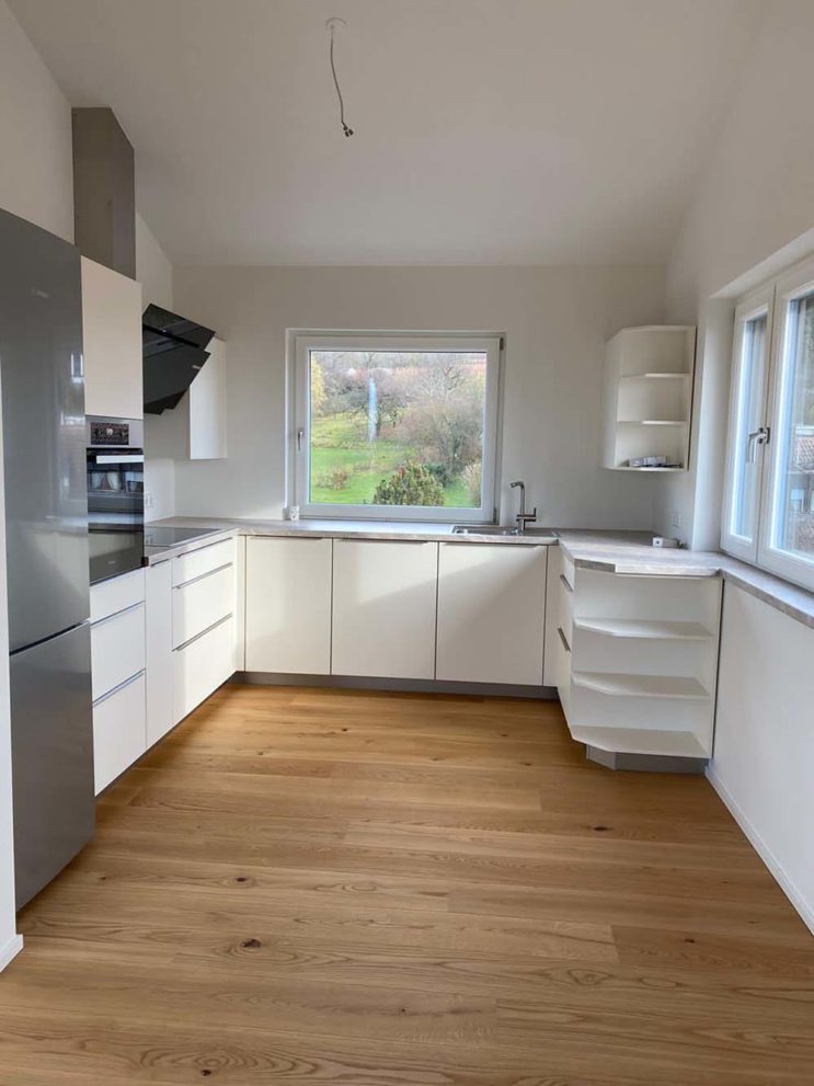 Weiße Küche mit Holzboden