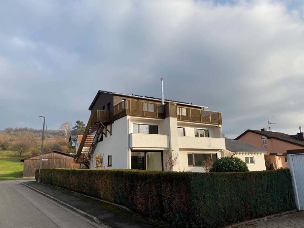 Haus mit drei Balkonen