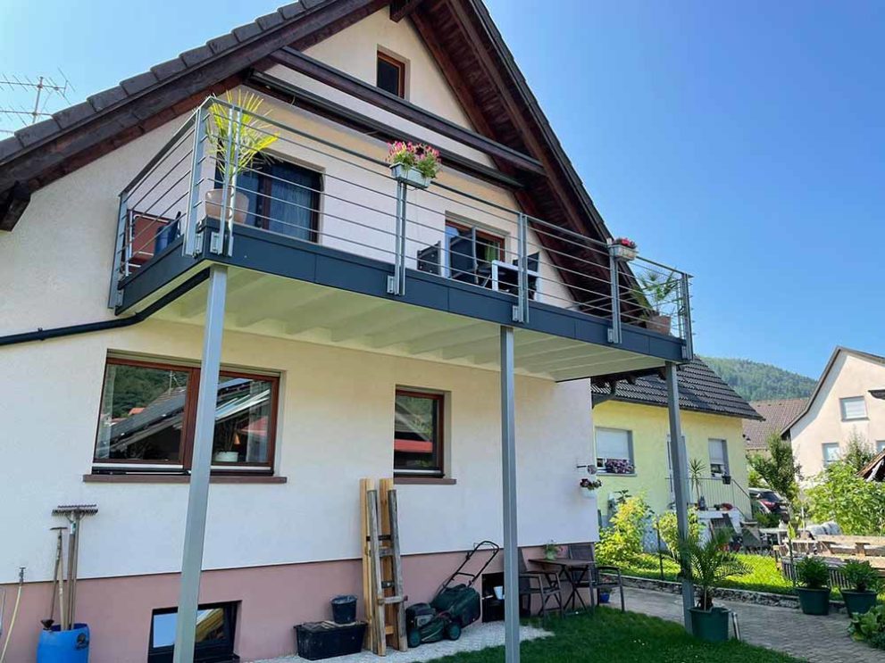 Weißes Haus mit Balkon und Garten