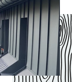 Nahaufnahme einer Stehfalzfassade.