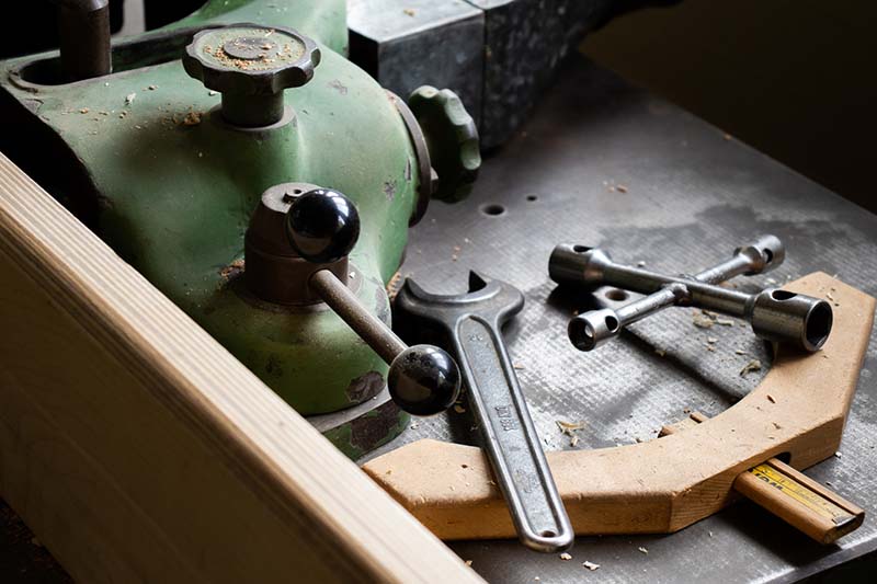 Werkzeuge auf der Arbeitsfläche einer großen Holzmaschine