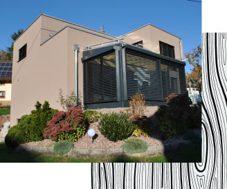 Wintergarten eines Einfamilienhauses von außen.